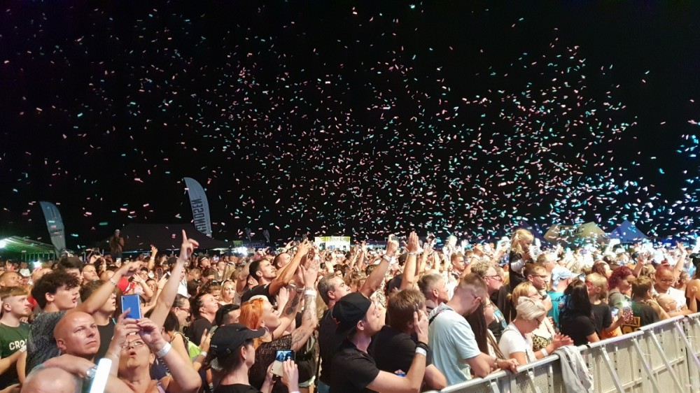 Papierové konfety padajú do hľadiska počas večerného koncertu